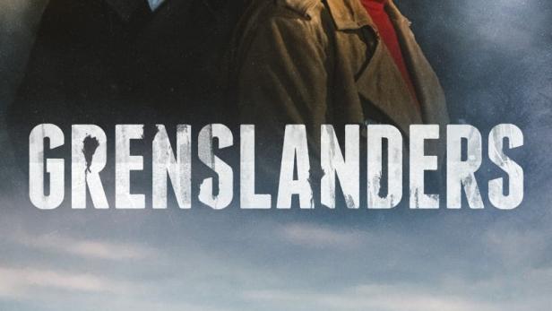 Das Filmplakat für „Grenslanders“ zeigt zwei Personen und ein Kind, das auf ein nebliges Feld zuläuft.