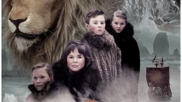 Das Filmplakat zu „Die Chroniken von Narnia“ mit den Pevensie-Geschwistern, Aslan und der weißen Hexe.