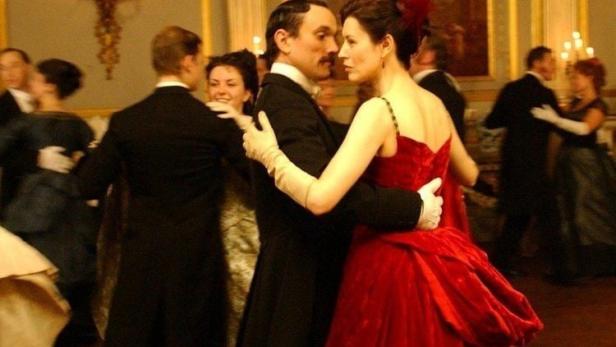 Ein Paar tanzt auf einem Ballsaal, im Vordergrund der Schriftzug „Forsyte Saga“.