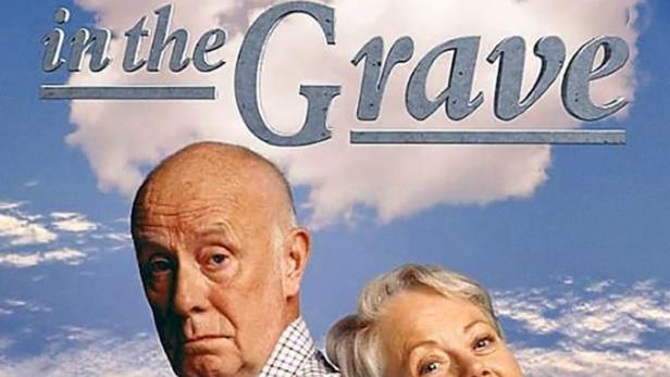 Ein Mann und eine Frau stehen Rücken an Rücken vor dem Schriftzug „One Foot in the Grave“.