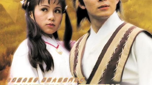 Ein Filmposter mit zwei Darstellern aus „Legend of the Condor Heroes“ vor einer Bergkulisse.