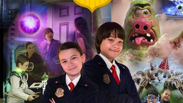Ein Werbeplakat für die Kinderserie „Odd Squad“ mit verschiedenen Figuren und Szenen.