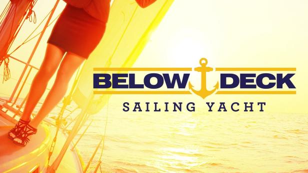 Eine Frau im Kostüm balanciert mit einem Tablett auf einem Segelboot bei Sonnenuntergang.