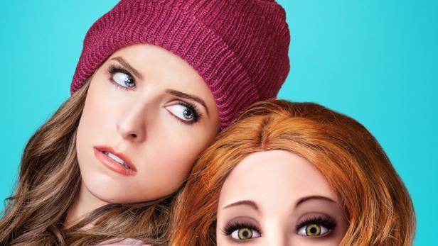 Das Filmplakat zu „Dummy“ zeigt Anna Kendrick mit einer Sexpuppe.