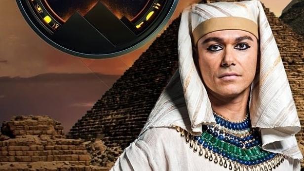 Ein Mann in ägyptischer Kleidung vor dem Hintergrund von Pyramiden, Werbung für „José do Egito“.