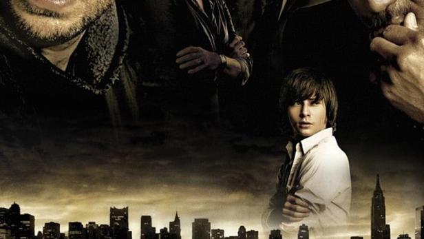 Das Filmplakat für „Kidnapped“ zeigt die Hauptdarsteller vor einer Skyline.