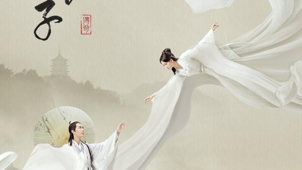 Ein Mann in einem Boot reicht einer Frau in traditioneller Kleidung die Hand.