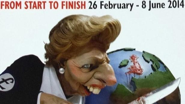 Ein Ausstellungsplakat zum 30-jährigen Jubiläum von „Spitting Image“, das Margaret Thatcher zeigt, wie sie Großbritannien aufschneidet.