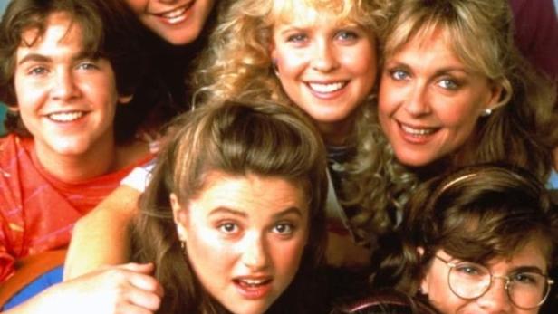 Die Besetzung der Fernsehserie „The Wonder Years“ lächelt in die Kamera.