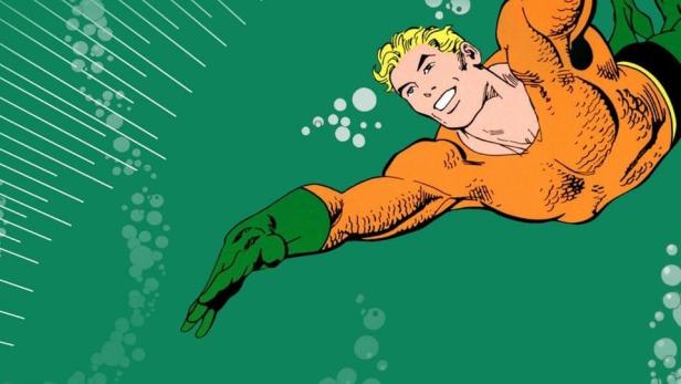Aquaman schwimmt unter Wasser vor einem grünen Hintergrund.