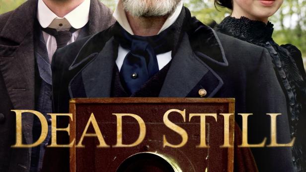 Das Filmplakat zu „Dead Still“ zeigt drei Personen und eine alte Kamera.