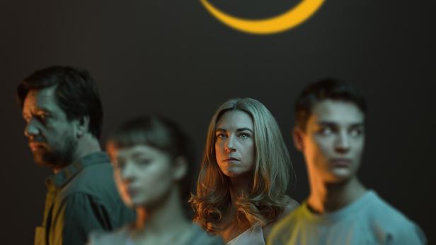 Das Filmplakat für „Deja Vu“ zeigt eine Frau zwischen drei unscharfen Figuren.