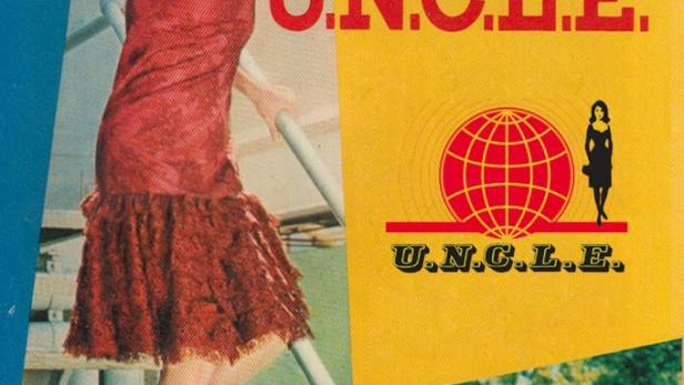Cover des Films „The Girl from U.N.C.L.E.“ mit einer Frau mit Waffe und einem Mann in einem Auto.
