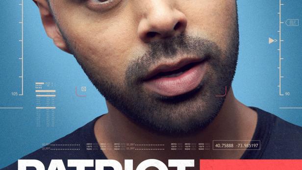 Das Poster für „Patriot Act with Hasan Minhaj“ zeigt Hasan Minhaj vor einem technischen Hintergrund.