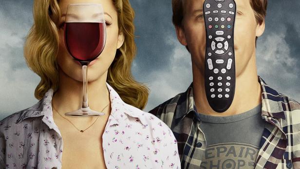 Das Poster für die Fernsehserie „Married“ zeigt ein Paar, dessen Gesichter teilweise von einem Weinglas und einer Fernbedienung verdeckt werden.
