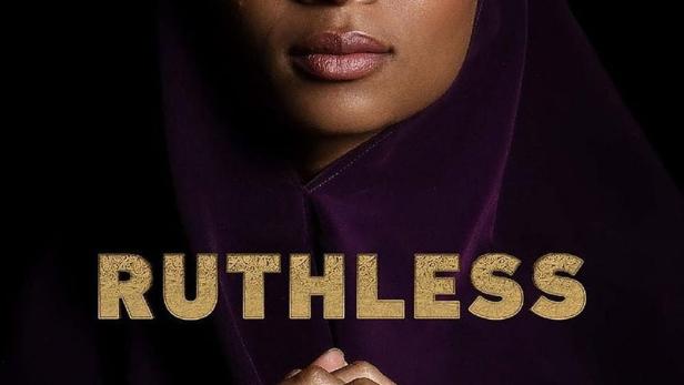 Das Filmplakat für „Ruthless“ zeigt eine weinende Frau mit gefalteten Händen.