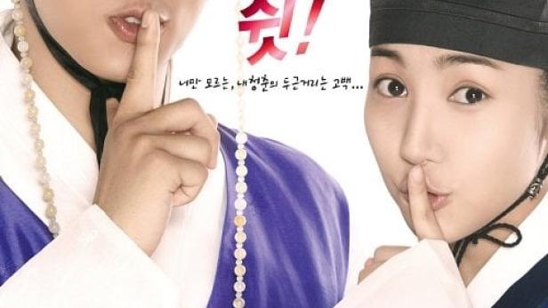 Das Poster für die koreanische Fernsehserie „Sungkyunkwan Scandal“ zeigt zwei Schauspieler, die den Finger an die Lippen legen.