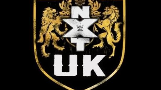 Das Logo von WWE NXT UK mit einem Wappen, Löwen und einer Krone.