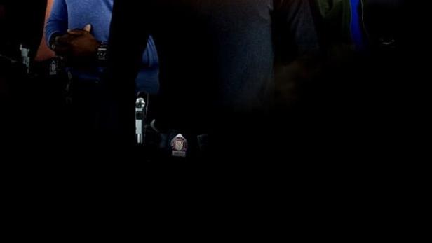 Das Filmplakat zur Fernsehserie „Cracked“ zeigt die Hauptdarsteller vor einer Stadtkulisse.