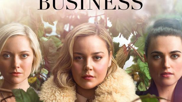 Das Filmplakat zu „Secret Bridesmaids' Business“ zeigt drei Frauen vor einem verschwommenen Hintergrund.