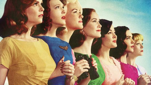 Das Filmplakat für „The Astronaut Wives Club“ zeigt sieben Frauen in farbenfrohen Kleidern.