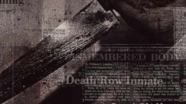 Ein blutverschmierter Mann hält ein Messer vor einer Zeitung mit der Überschrift „I Am A Killer“.