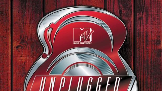 Das Logo von MTV Unplugged vor einem Hintergrund aus Holzpaneelen.