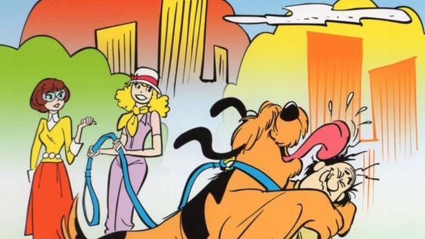 Ein Bild von Dinky Dog, der einen Mann ableckt, während zwei Frauen zusehen.