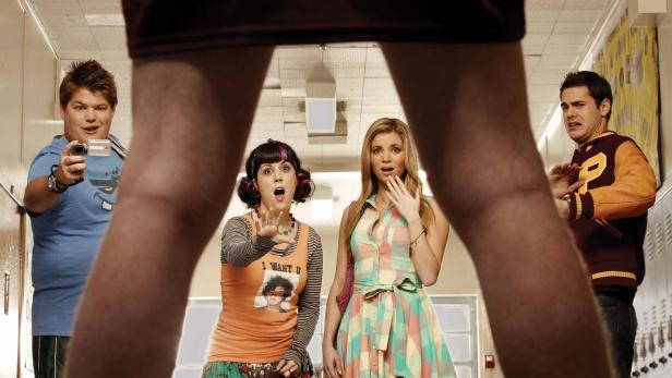 Das Filmplakat für „The Hard Times of RJ Berger“ zeigt entsetzte Teenager, die auf eine heruntergelassene Hose starren.