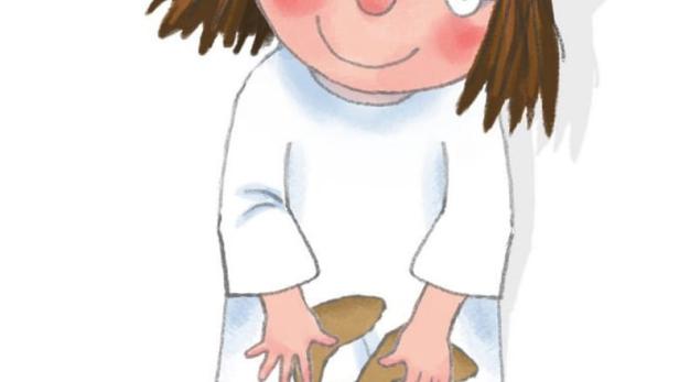 Ein kleines Mädchen mit Krone hält ein Stofftier im Arm.