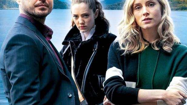 Das Filmplakat zu „The Nest“ zeigt drei Personen vor einer Seenlandschaft.