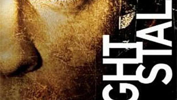 Das Filmplakat für „Night Stalker“ zeigt das Gesicht eines Mannes.