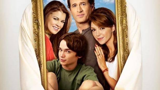 Das Filmplakat für „Aliens in America“ zeigt einen Teenager, der ein gerahmtes Foto einer amerikanischen Familie hält.