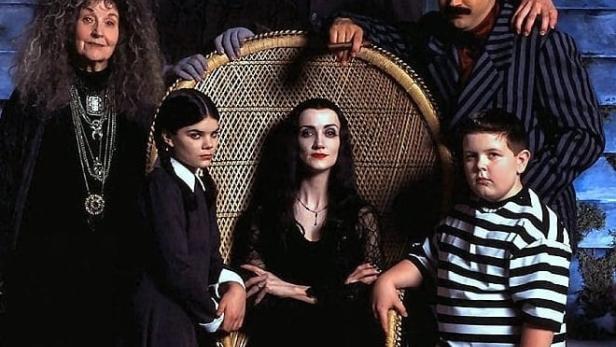 Das Ensemble der „The New Addams Family“ posiert für ein Gruppenfoto.