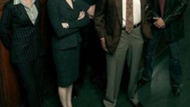 Das Ensemble der Fernsehserie „Law & Order: Trial by Jury“ posiert für ein Gruppenfoto.
