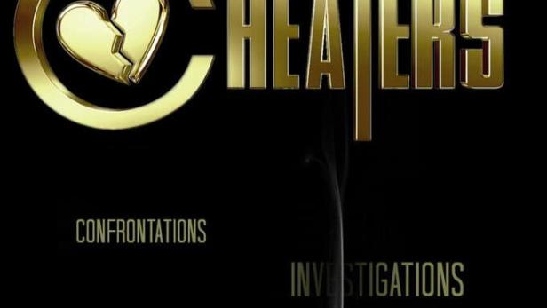 Das Logo von „Cheaters“ mit einem zerbrochenen Herz in einer Lupe, Zigarette und einem Drink.