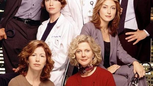 Das Ensemble der Fernsehserie „Presidio Med“ vor einer Skyline bei Nacht.