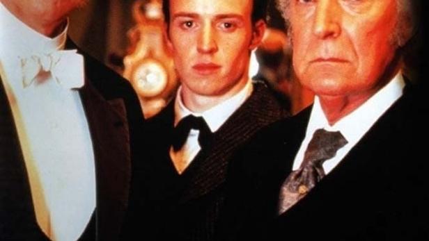 Das Filmplakat zu „Murder Rooms: The Dark Beginnings of Sherlock Holmes“ mit Charles Dance, Robin Laing und Ian Richardson.