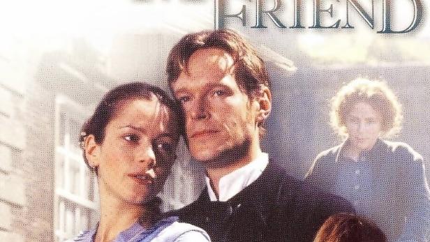 Das Filmplakat für „Our Mutual Friend“ zeigt eine Gruppe von Personen in historischer Kleidung.