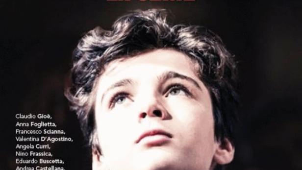 Das Cover der Fernsehserie „Die Mafia tötet nur im Sommer“ mit einem jungen Mann, der nach oben schaut.