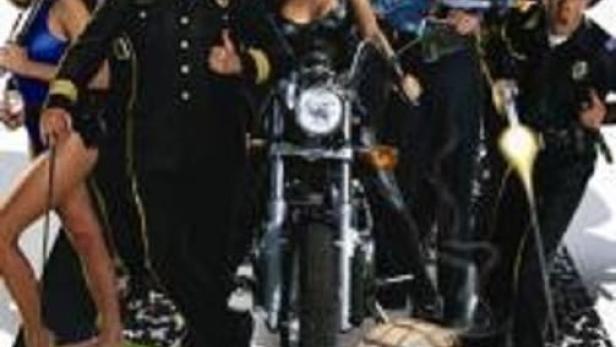 Das Ensemble der Fernsehserie „Police Academy“ posiert für ein Gruppenfoto.