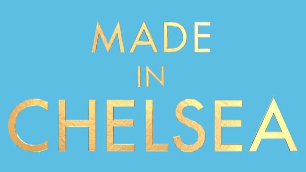 Der Schriftzug „Made in Chelsea“ in goldener Schrift auf hellblauem Hintergrund.