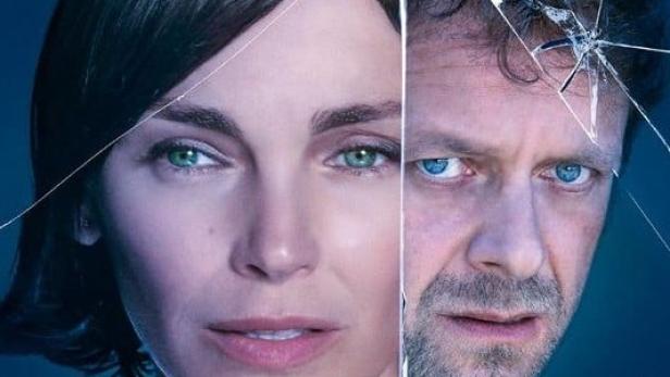 Das Filmplakat für „Infidèle“ zeigt das Gesicht einer Frau und eines Mannes, getrennt durch gesprungenes Glas.