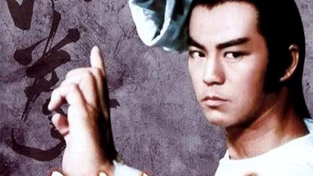 Das Filmplakat für „Opium and the Kung-Fu Master“ zeigt einen Mann in Kampfpose.