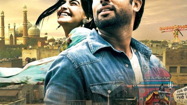 Das Filmplakat für „Delhi-6“ zeigt ein junges Paar vor der Skyline von Delhi.