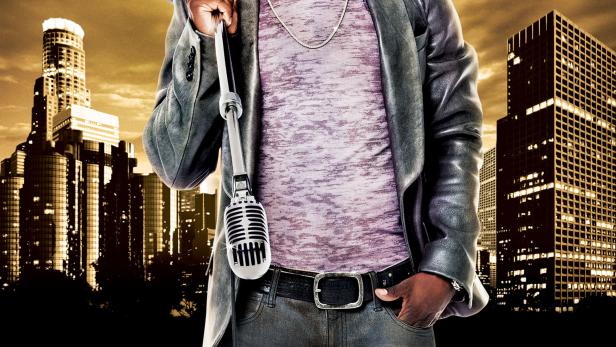 Das Filmplakat zu „Laugh at my Pain“ zeigt Kevin Hart mit einem Mikrofon vor einer Stadtkulisse.