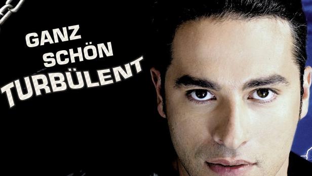 Das Cover von Bülent Ceylans Programm „Ganz schön turbülent“ mit dem Comedian im Vordergrund.