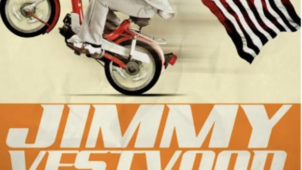 Ein Filmposter für „Jimmy Vestvood: Amerikan Hero“ mit Maz Jobrani auf einem Motorroller mit US-Flagge.