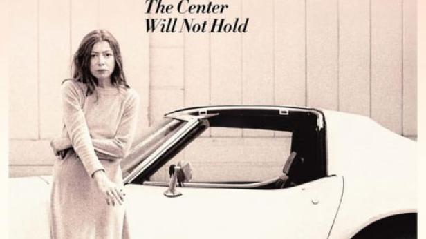 Joan Didion posiert neben einem weißen Sportwagen für das Cover von „The Center Will Not Hold“.