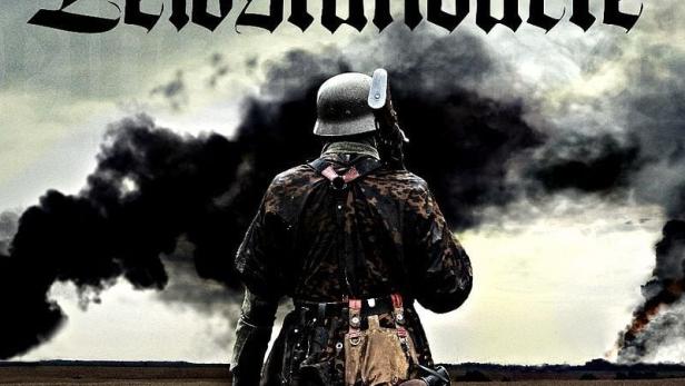Ein Soldat in Tarnuniform steht auf einem Feld, im Hintergrund Rauchwolken. Filmposter „Leibstandarte“.